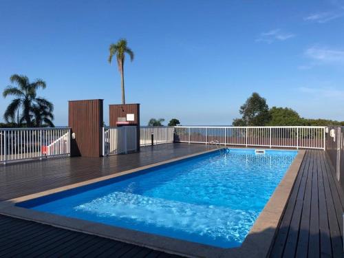 uma piscina no convés de uma casa em Apartamentos com Vista pro Mar de Imbituba residencial mar azul em Imbituba