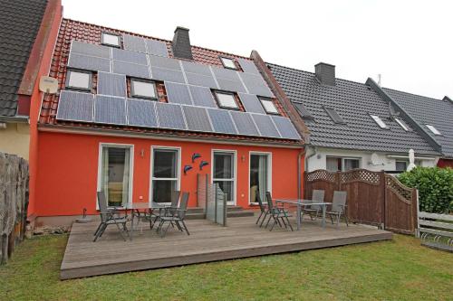 PruchtenにあるFerienhaus Pruchten FDZ 311の屋根に太陽光パネルを敷いた家