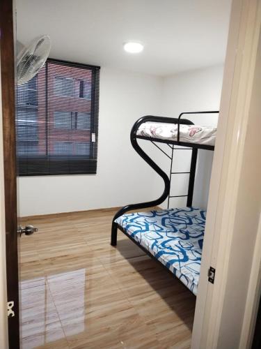 Cette chambre dispose de lits superposés et d'une fenêtre. dans l'établissement APARTAMENTO VACACIONAL MELGAR, à Melgar