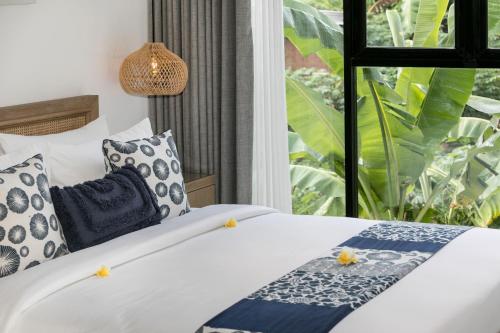 Ein Bett oder Betten in einem Zimmer der Unterkunft Villa Daun 3 Canggu by Premier Hospitality Asia