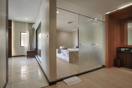A bathroom at Pelangi Bali Hotel & Spa