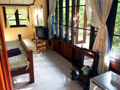 Televisyen dan/atau pusat hiburan di Baan Loylom Farmstay