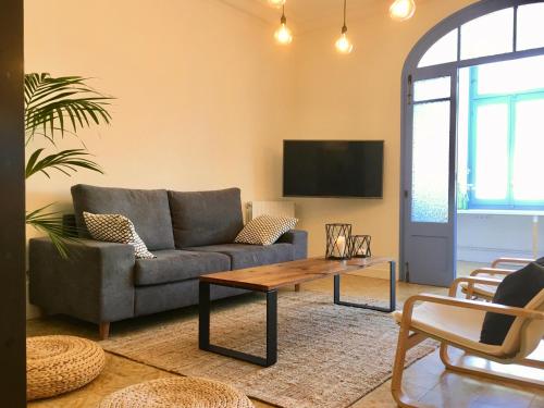 a living room with a couch and a coffee table at L'ANTIGA in Tárrega