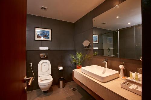 Bathroom sa Indreni Suites
