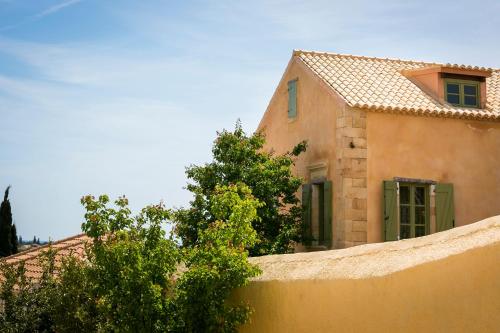 a building with a fence in front of it at Luxury Villa Casa Maravillosa in Svoronata