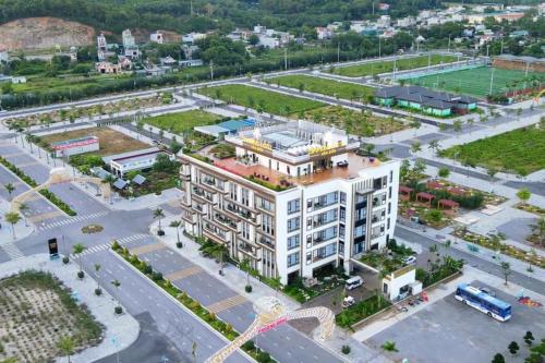 an aerial view of a building with a parking lot at DIAMOND HOTEL VÂN ĐỒN in Cẩm Phả