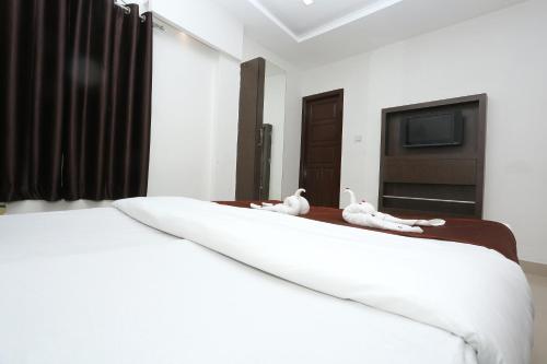 Una cama o camas en una habitación de GM Residency