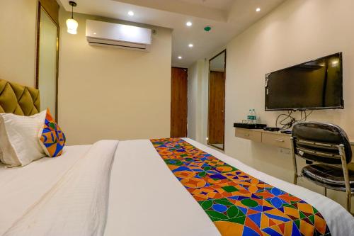Una televisión o centro de entretenimiento en FabHotel Pitampura