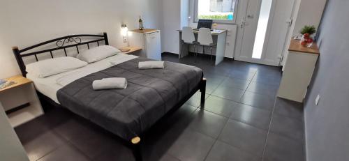 ein Schlafzimmer mit einem Bett mit zwei Handtüchern darauf in der Unterkunft Apartments Cindra in Karlovac