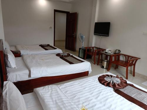 Ένα ή περισσότερα κρεβάτια σε δωμάτιο στο SONG HONG VIEW HOTEL