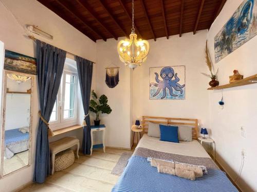 um quarto com uma cama azul e um poster de polvo em Octopus Blue em Míconos
