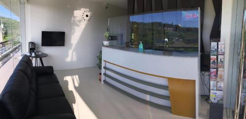 ein Wohnzimmer mit einer Bar in der Mitte eines Zimmers in der Unterkunft NutriTECH Hotels & Events in Calapan