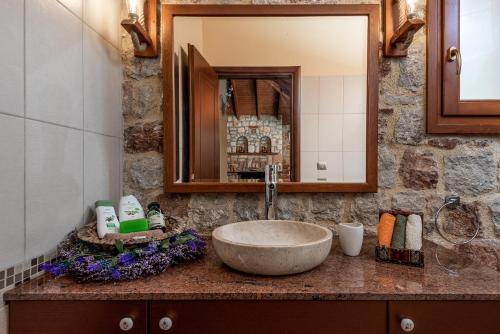Bilik mandi di Filerolia Stone House