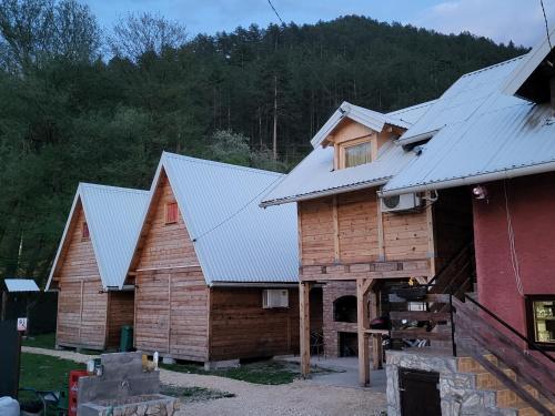 a group of three wooden homes with metal roofs at kamp Bungalovi sase apartman in Višegrad