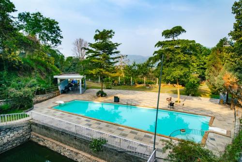 una vista dall'alto di una piscina in un cortile di Southern Panorama Indriya Resorts & Spa a Munnar
