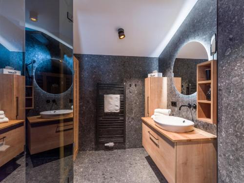 瑟爾的住宿－Chaleo Apartments，浴室设有2个水槽和2面镜子