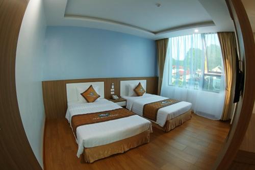 מיטה או מיטות בחדר ב-Khách Sạn Hoa Ban Trắng