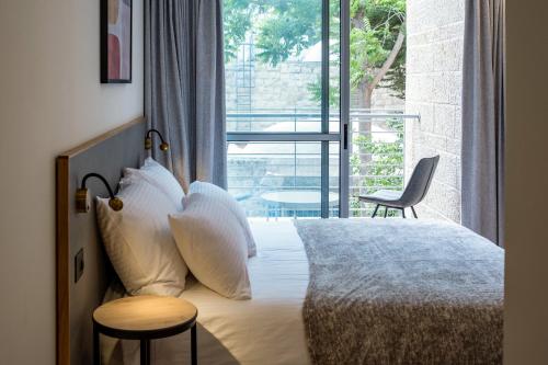 Кровать или кровати в номере Urbanic Hotel