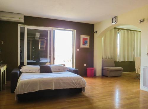 una camera con un letto e una sedia di BePina a Promajna