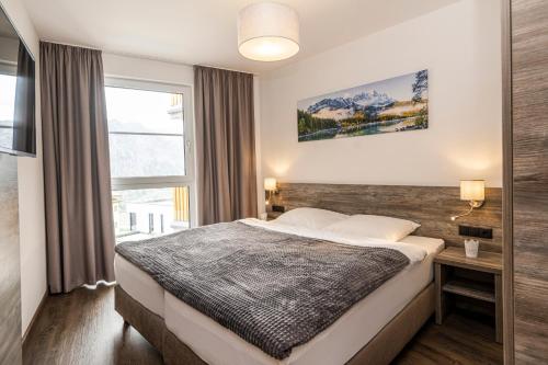 Hotel Alpendorf Ski- & Sonnenresort by AlpenTravel tesisinde bir odada yatak veya yataklar