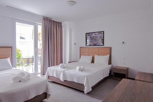 Habitación de hotel con 2 camas y balcón en Astarti Studios, en Leptokarya