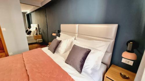 - une chambre avec un grand lit blanc et des oreillers dans l'établissement Etal Luxury Apartment, à Dubrovnik