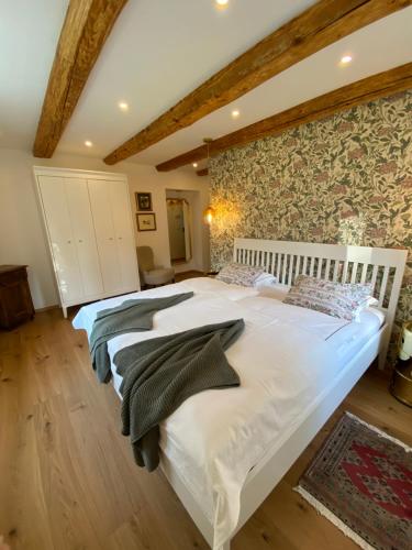 2 bedden in een slaapkamer met een stenen muur bij Historical Villa in the heart of Bled 2 in Bled