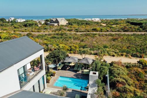 una vista aérea de una casa con piscina en Stay At Friends, en Bettyʼs Bay