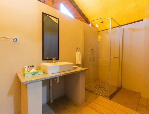 uma casa de banho com um lavatório e um chuveiro em Lions Rock Rapids - Luxury Tented Camp em Hazyview