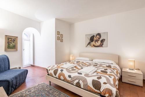 Una cama o camas en una habitación de Torre dei Giudi apartments