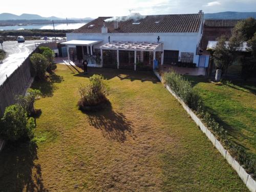 an aerial view of a yard with a house at Antica Peschiera Porto Botte in Porto Botte