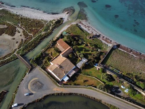 una vista aérea de una isla en el agua en Antica Peschiera Porto Botte, en Porto Botte