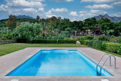una piscina en el patio trasero de una casa en Casa del Sole, en Tertenìa