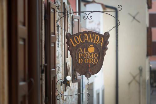 a sign that reads laocoana all pongonoono at Hotel Locanda Al Pomo d'Oro in Cividale del Friuli