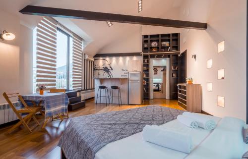 Llit o llits en una habitació de Tfeli Penthouse