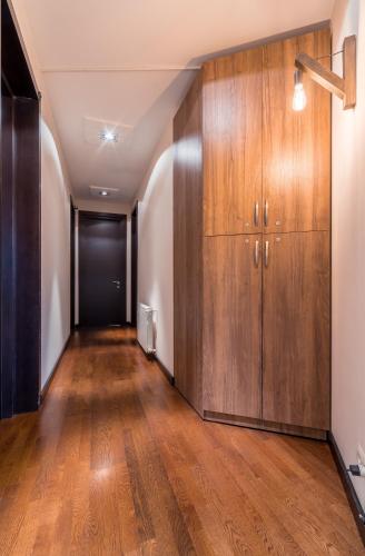 un corridoio vuoto con armadietti di legno e una porta di Tfeli Penthouse a Tbilisi City