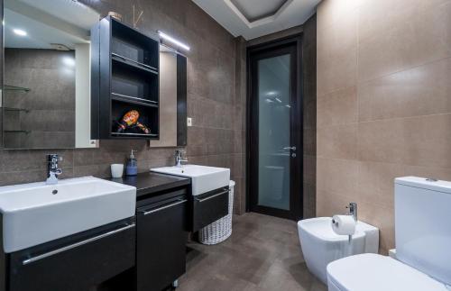 un bagno con due lavandini e un WC di Tfeli Penthouse a Tbilisi City
