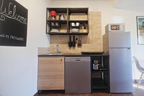 una cucina con lavandino e frigorifero di Apartman Studio Pesja a Omišalj (Castelmuschio)