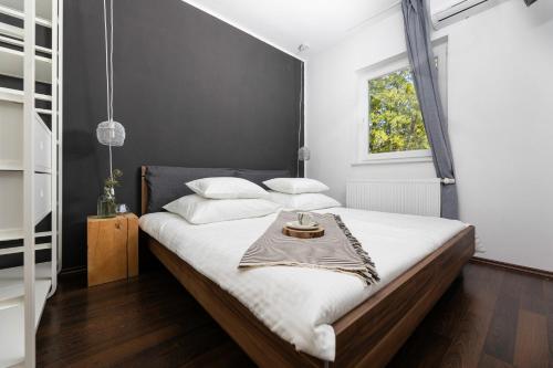 Una cama o camas en una habitación de Villa Luna