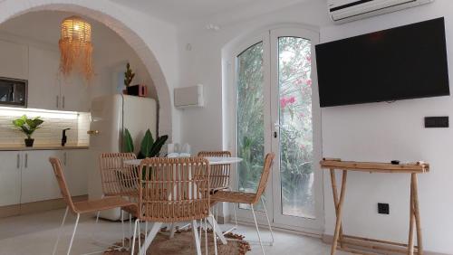 New Boho Home with Balcony, Private Garden and Communal Pool