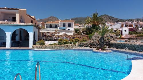 New Boho Home with Balcony, Private Garden and Communal Pool