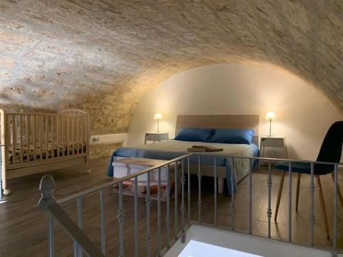 een slaapkamer met een bed en een wieg in een kamer bij Locazione Santa Rita in Molfetta