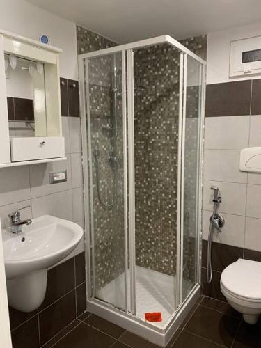 een badkamer met een douche, een toilet en een wastafel bij Locazione Santa Rita in Molfetta