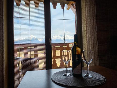 einen Tisch mit zwei Gläsern und einer Flasche Wein in der Unterkunft Apartmán Mountain View - Tatragolf C in Veľká Lomnica