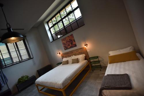 Postel nebo postele na pokoji v ubytování GARAGE47 Storica Officina Meccanica LOFT B&B iN PIENZA