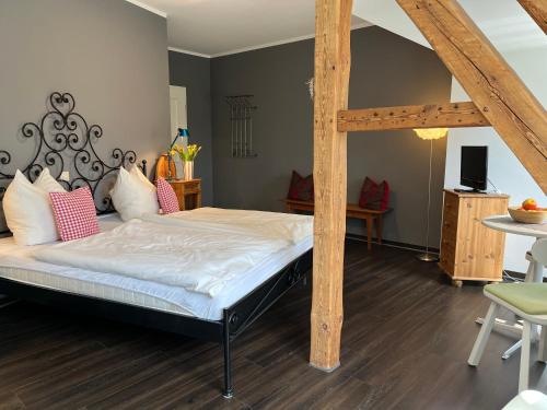 ein Schlafzimmer mit einem Bett mit einem Bettrahmen aus Holz in der Unterkunft Gästezimmer für Naturliebhaber in Krakow am See