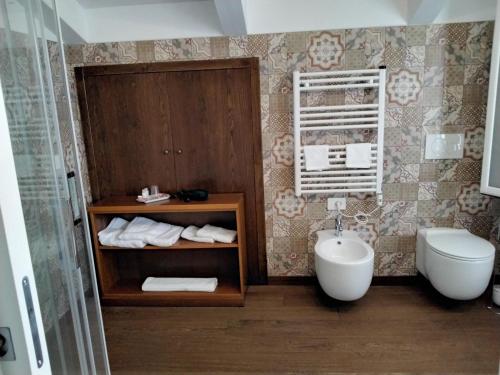Ένα μπάνιο στο "Vento di Levante Suite" , nuova struttura in collina