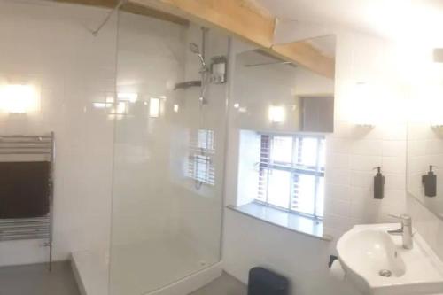 Kúpeľňa v ubytovaní Sparks - Family Suite in Canalside Guesthouse