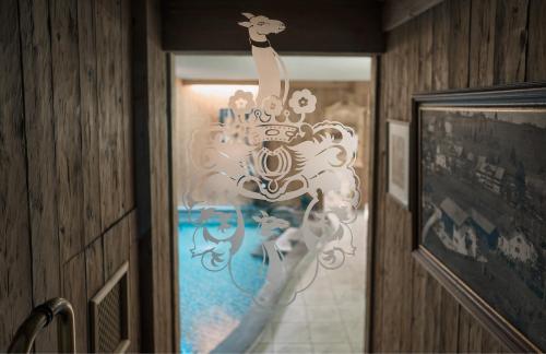 a chandelier hanging from a door in a room at Mittelburg Wellnesshotel in Oy-Mittelberg