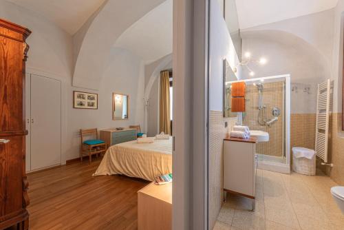 een hotelkamer met een bed en een badkamer bij L'Antico Cedro Apartment in Alba